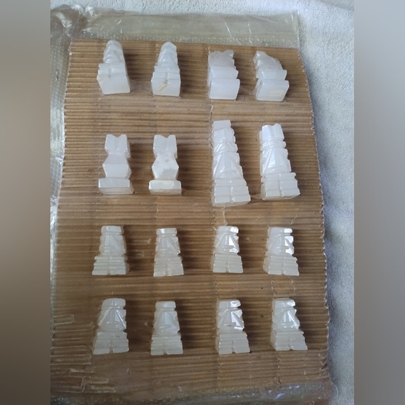Vintage 32 Piece Aztec Chess Set Carved Stone Quartz White & Tan/Brown - Picture 4 of 5